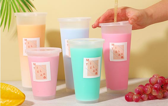 Wholesale 500ml plastic milk tea cup with lid and straw from bottles supplier