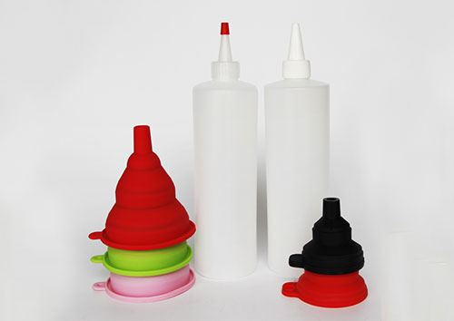 High capacity refillable plastic squeeze sauce bottles for kitchen cooking