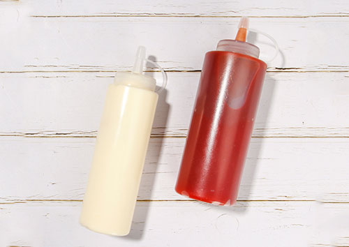 High capacity refillable plastic squeeze sauce bottles for kitchen cooking